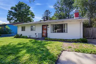 1709 Crescent Dr, Champaign, IL 61821 - Photo 3
