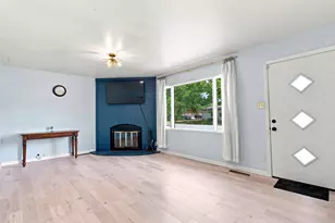 1709 Crescent Dr, Champaign, IL 61821 - Photo 5