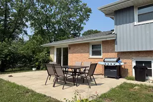 10507 S Terry Dr, Palos Hills, IL 60465 - Photo 3