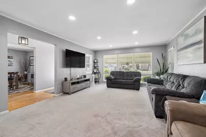 620 E 10th Street, Lockport, IL 60441 - Photo 9