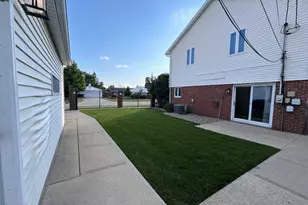1131 E Grant Dr, Des Plaines, IL 60016 - Photo 23