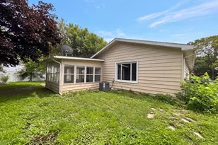 912 Hollycrest Dr, Champaign, IL 61821 - Photo 5