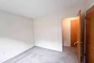 912 Hollycrest Dr, Champaign, IL 61821 - Photo 9