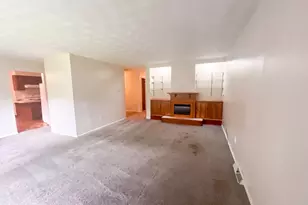 912 Hollycrest Dr, Champaign, IL 61821 - Photo 3