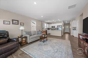 910 Darwin St, North Aurora, IL 60542 - Photo 3