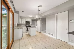 702 Buffalo Cir, Carol Stream, IL 60188 - Photo 3