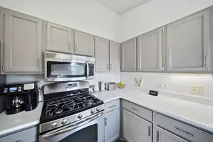 97 Shorewood Dr, Glendale Heights, IL 60139 - Photo 7