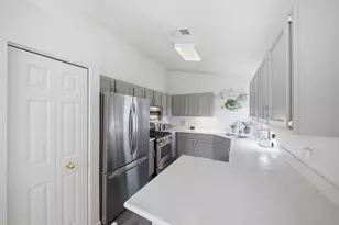 97 Shorewood Dr, Glendale Heights, IL 60139 - Photo 5