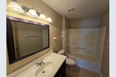 2027 Silverstone Drive #2027, Carpentersville, IL 60110 - Photo 9