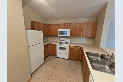 2027 Silverstone Drive #2027, Carpentersville, IL 60110 - Photo 7