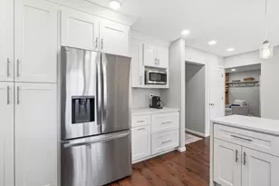 916 Stratford Ln, Downers Grove, IL 60516 - Photo 11