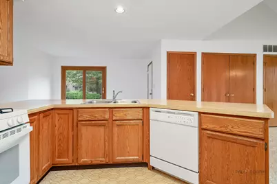 1902 Forest Creek Lane #1902, Libertyville, IL 60048 - Photo 9