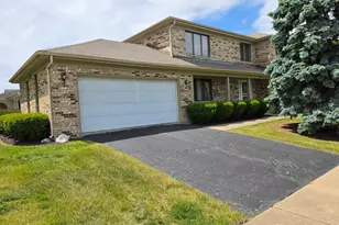 736 Yorkshire Ln, Des Plaines, IL 60016 - Photo 1