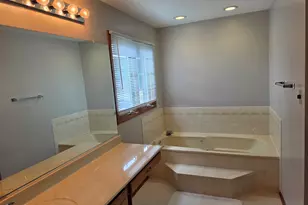 736 Yorkshire Ln, Des Plaines, IL 60016 - Photo 15