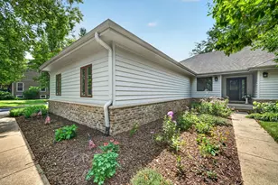 10293 E Hickory Ridge Dr, Rochelle, IL 61068 - Photo 1