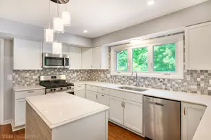 4 Auburn Ln, Barrington Hills, IL 60010 - Photo 3