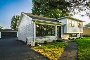 1707 W Martin Ln, Mount Prospect, IL 60056 - Photo 1