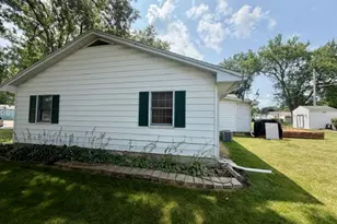 1404 Rolling Green Dr, Mendota, IL 61342 - Photo 17