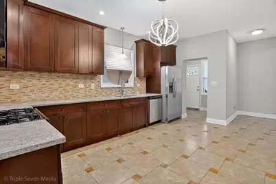 8132 S Paxton Avenue, Chicago, IL 60617 - Photo 11