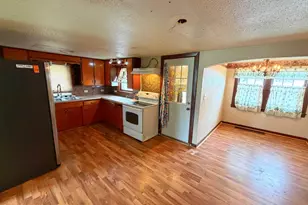 105 E 12th St, Streator, IL 61364 - Photo 5
