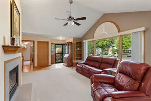 17 Garden Crescent Ct, Elgin, IL 60123 - Photo 3