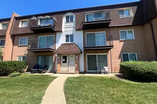 9480 Bay Colony Dr, Des Plaines, IL 60016 - Photo 1