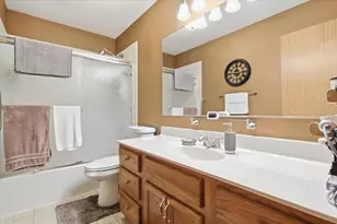 1860 Carl Dr, Round Lake Beach, IL 60073 - Photo 21