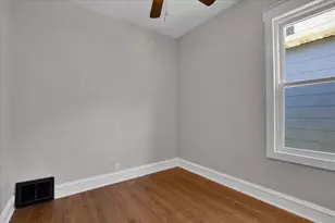 9824 S Escanaba Ave, Chicago, IL 60617 - Photo 9