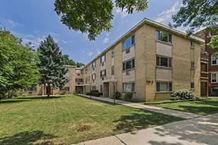 7019 N Ridge Blvd, Chicago, IL 60645 - Photo 1
