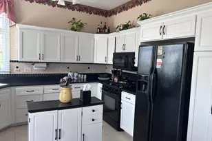 8 Canterbury Ct, Lake in the Hills, IL 60156 - Photo 3