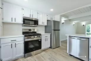 521 Meadow Green Ln, Round Lake Beach, IL 60073 - Photo 7