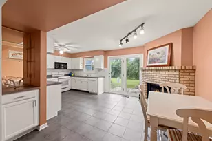 27W327 Providence Ln, Winfield, IL 60190 - Photo 7