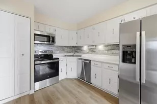 9332 Landings Ln, Des Plaines, IL 60016 - Photo 11