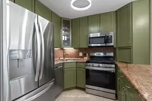 3900 N Pine Grove Ave, Chicago, IL 60613 - Photo 3