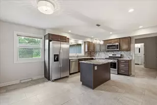 6 Meadowood Dr, Oak Brook, IL 60523 - Photo 3