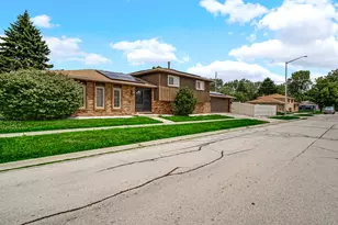 621 Escanaba Ave, Calumet City, IL 60409 - Photo 3