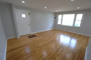 10508 S Bensley Ave, Chicago, IL 60617 - Photo 3