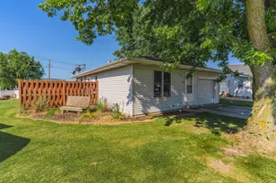 1406 W Trainor Dr, Pontiac, IL 61764 - Photo 1