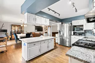 729 Surrey Dr, Streamwood, IL 60107 - Photo 9