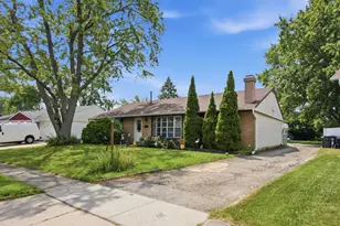 729 Surrey Dr, Streamwood, IL 60107 - Photo 3