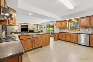 221 S Dawn Marie Dr, Round Lake, IL 60073 - Photo 9