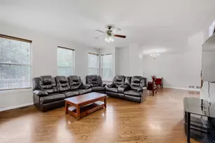 16 Clover Cir, Streamwood, IL 60107 - Photo 9