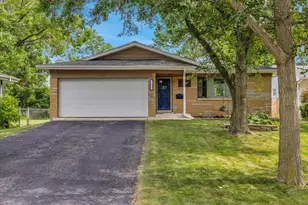 707 S Gables Blvd, Wheaton, IL 60189 - Photo 1