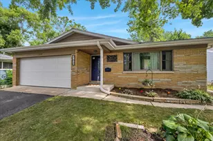 707 S Gables Blvd, Wheaton, IL 60189 - Photo 3
