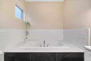 1355 W Erie St, Chicago, IL 60622 - Photo 17