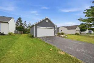 633 Indian Trail Rd, Antioch, IL 60002 - Photo 3
