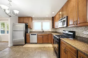 8016 Geneva St, Woodridge, IL 60517 - Photo 7