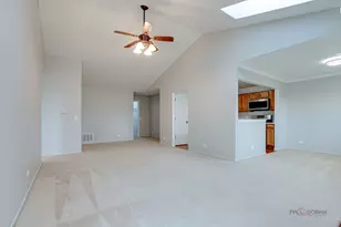 311 Glasgow Ln, Schaumburg, IL 60194 - Photo 7