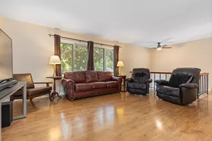 32 Asbury Ln, Cary, IL 60013 - Photo 3