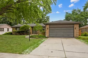 1441 Maple Ln, Elgin, IL 60123 - Photo 3